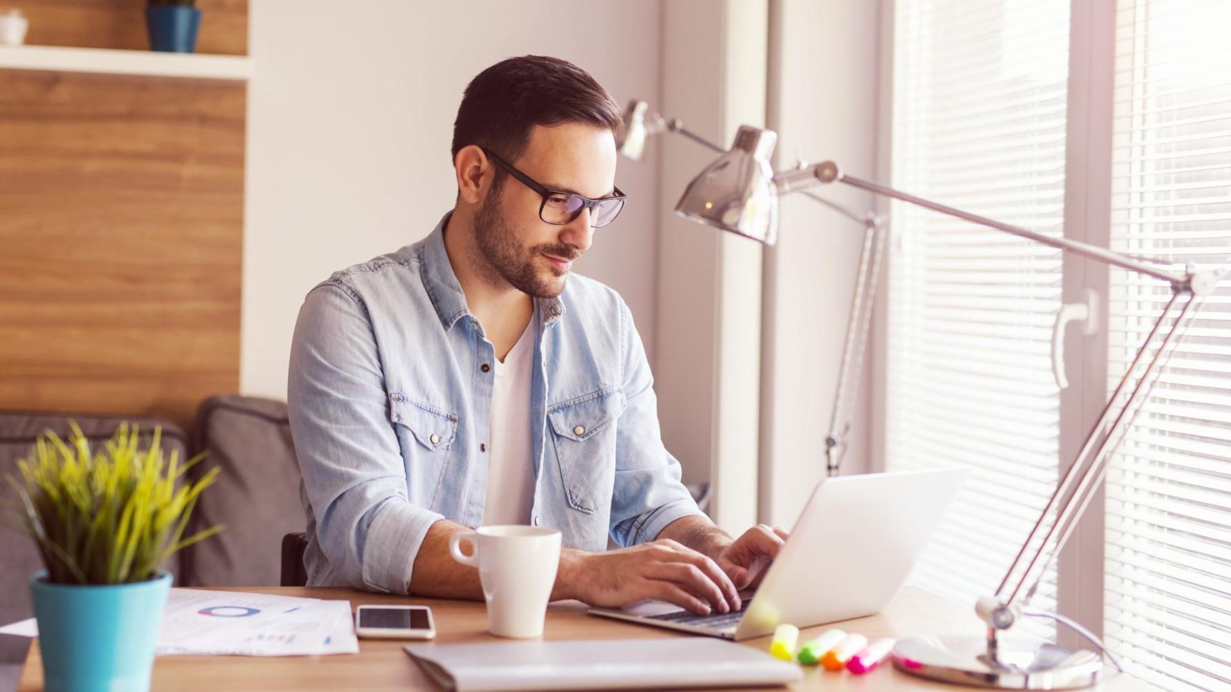 Teilnehmer bei der Analyse technischer Daten